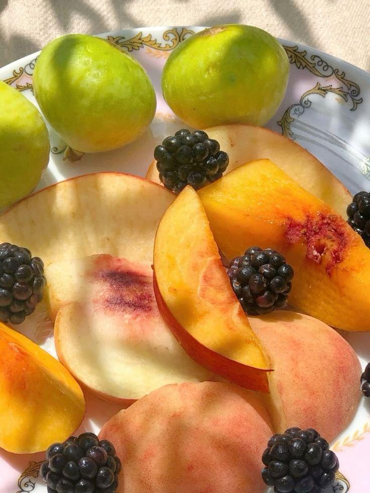 Harvest Homecoming: Seasonal Greens & Berries Blend